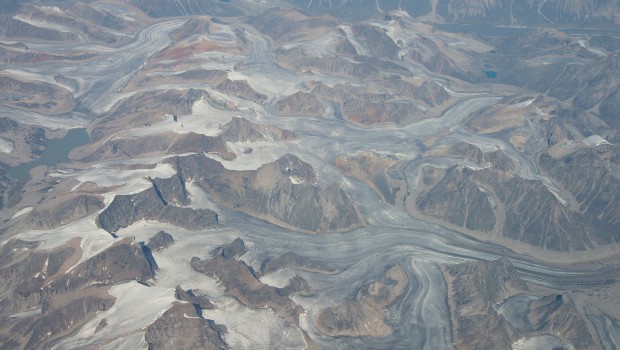 Weltweit sind Gletscher das größte Frischwasserreservat. Sie halten 75 Prozent des Weltbedarfs. Diese hier liegen in Grönland.