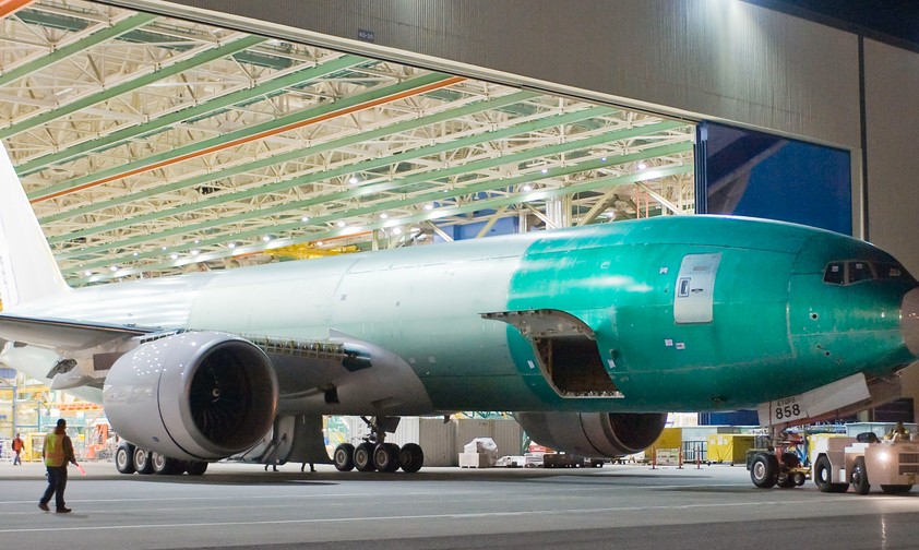 Boeing 777F rollt aus einer Werkshalle: China Airlines möchte den Typen ordern.
