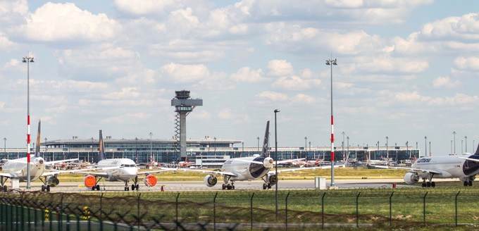 Auch auf dem restlichen Flughafen parken derzeit Flugzeuge der beiden Airlines.