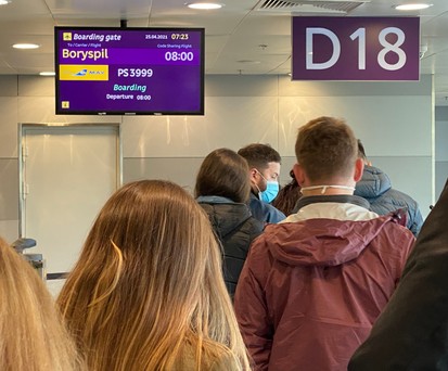 Früh aufstehen am Sonntag: Kurz vor acht Uhr morgens stehen die Passagiere des Sonderfluges schon zum Einsteigen an.