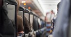 Flugzeugkabine: Die Zahl pöbelnder Passagiere nimmt zu.