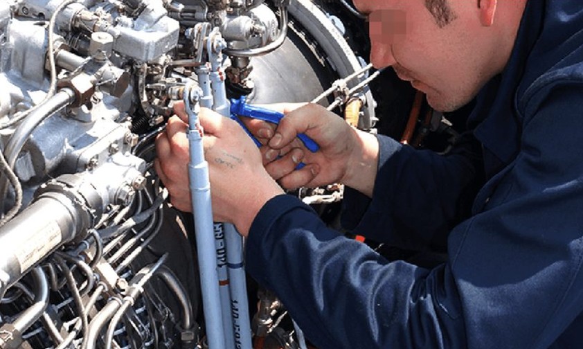 <p class="p1">Mechaniker bei der Arbeit: Seinen Job sollen künftig in Russland auch Pilotinnen und Piloten erledigen können.</p>