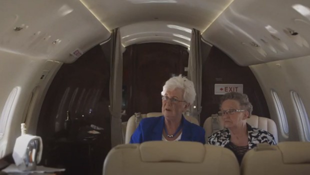 Erst misstrauisch, doch dann kommt die Freude: Die beiden Damen bei ihrem ersten Flug.