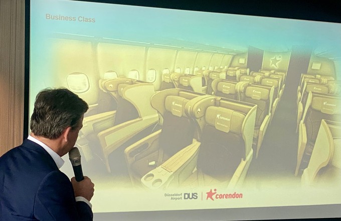 Corendons Verkaufschef Christian Hein zeigt ein Bild der Business Class.
