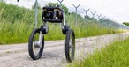 Rollen an Hamburgs Flughafenzaun entlang: selbstfahrende Roboter.