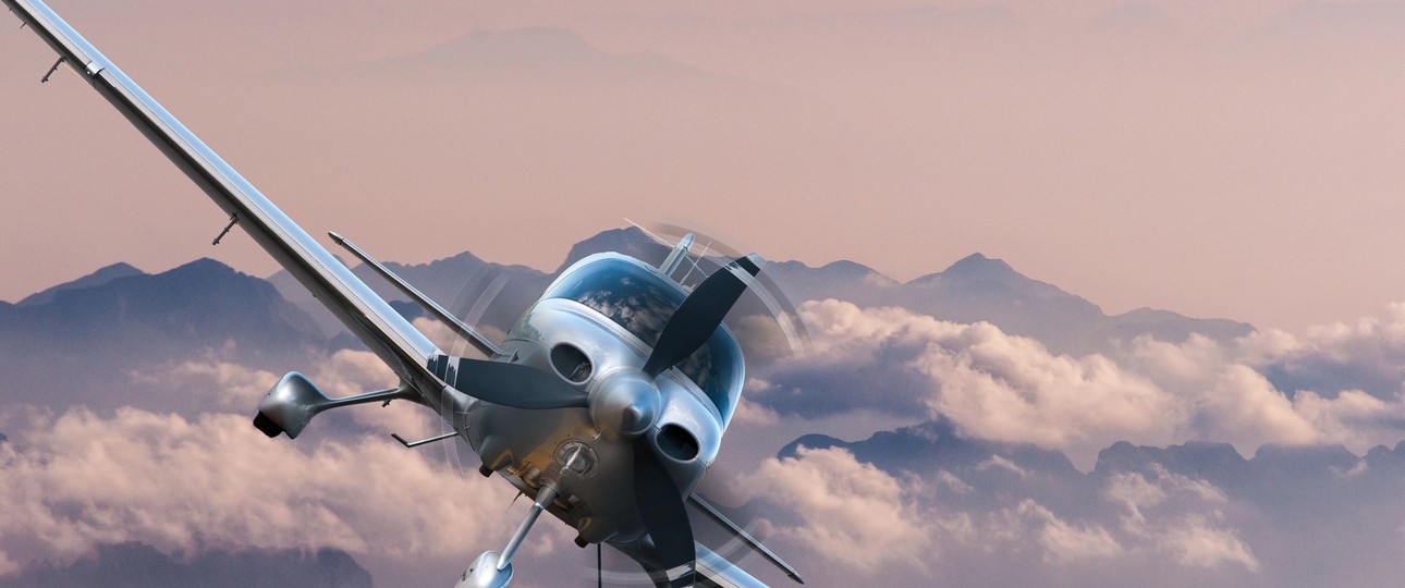Kleinflugzeug im Flug: Pilotinnen und Piloten müssten besser geschult werden.