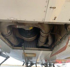 Loch im Bauch der Boeing 747 von KLM: Ein Teil ging im Flug verloren.
