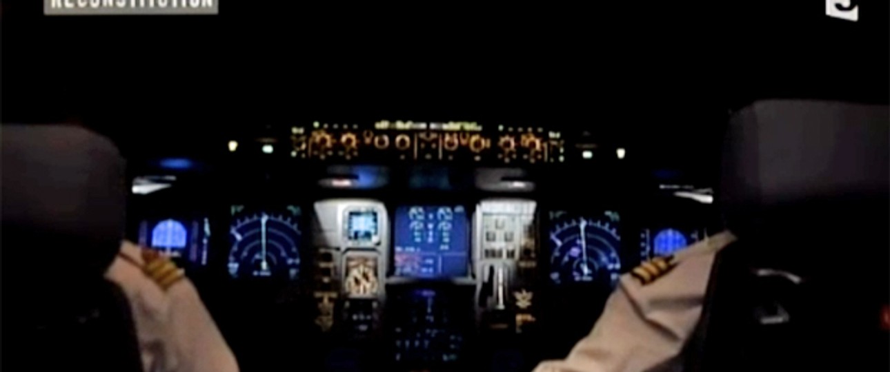 Die Kopiloten sind alleine im Cockpit und beginnen die Atlantiküberquerung. Der Pilot hat sich zur Ruhe gelegt.