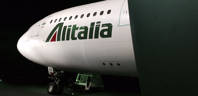 Die Langstreckenflotte wird bis Mitte 2016 neu lackiert, die Kurz- und Mittelstreckenflieger bis Mitte 2017. Weitere Änderung: Der Schriftzug Alitalia ist unter die Fenster gerutscht.