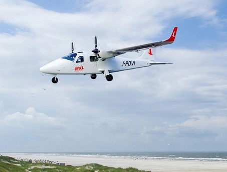 Tecnam P2006T von OFD über der Küste von Juist (Montage): Gebt nicht mehr ab.