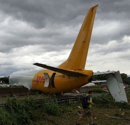 Boeing 737 schießt in Bergamo über Piste hinaus