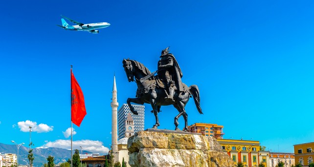 Tirana, Flugzeug von Air Transat (Montage): Bald Realität