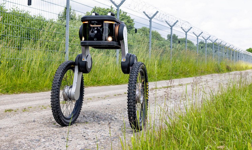 Rollen an Hamburgs Flughafenzaun entlang: selbstfahrende Roboter.