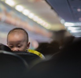 Kleiner Passagier: Nicht alle Straßenverkehrstauglichen Sitze sind auch im Flugzeug zugelassen.