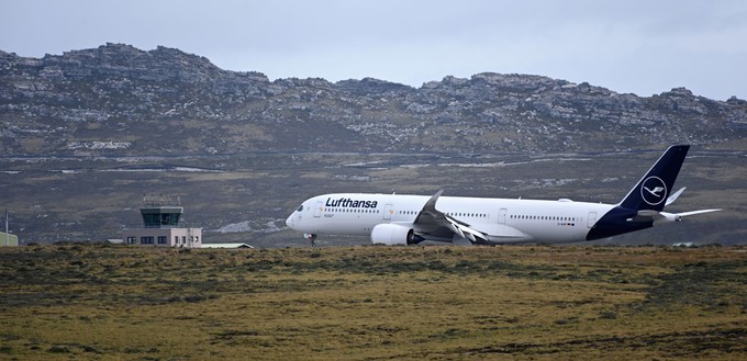 und der A350 setzte auf Piste 28 des internationalen Flughafens der Falklandinseln auf.