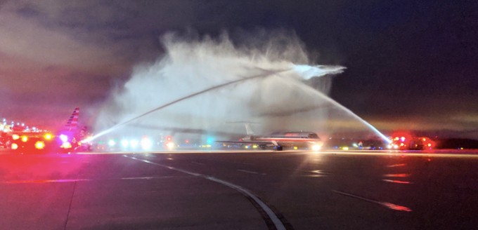 Auf vielen Flughäfen gab es zum Abschied Wasserfontänen: Hier am Raleigh-Durham International Airport im US-Bundesstaat North Carolina.