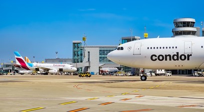Flughafen Düsseldorf Vorfeld im Sommer