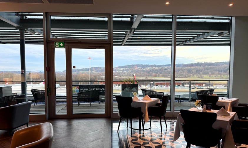 Eine Aussicht wie diese ist in einer Airport-Lounge nicht selbstverständlich. Unter anderem genau deswegen entschied man sich bei Swissport, eine neue Lounge der höchsten Kategorie zu eröffnen.