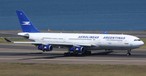 Aerolíneas Argentinas' Airbus A340-200 mit dem Kennzeichen LV-ZRA: Hier im Jahr 2010 in Sydney zu sehen, und ...