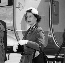 Queen Elizabeth II trifft 1958 am Flughafen Gatwick ein.