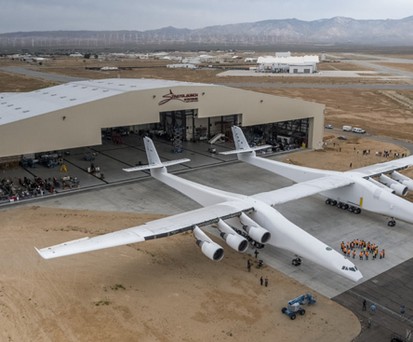Das Flugzeug von Stratolaunch Systems: Zum ersten Mal an der frischen Luft.