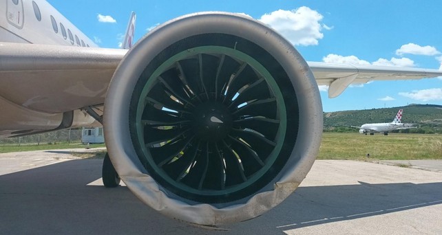 Airbus A220-300 von Croatia Airlines: Das Flugzeug mit der Kennung 9A-CAN ist nach der Runway Excursion beschädigt. 