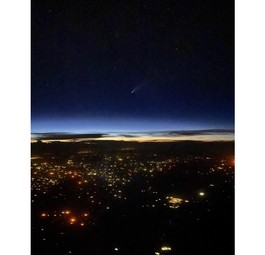 Komet Neowise: Ein Besatzungsmitglied beobachtet ihn vom Flugzeugfenster aus.