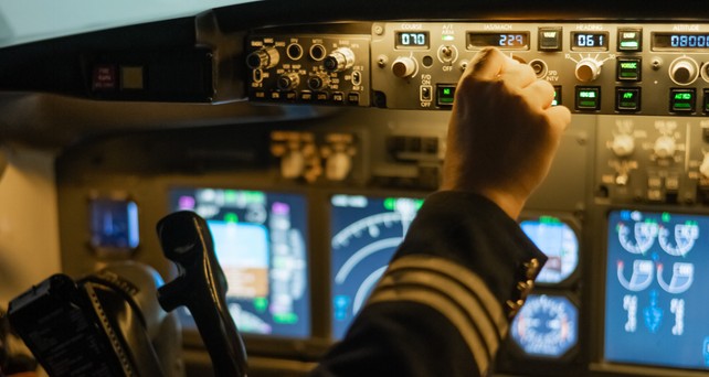 Pilot im Cockpit: Der Absturz des Fluges von Air India hat die Diskussion um Kameras neu entfacht.