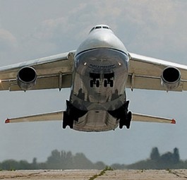 Den Erstflug absolvierte die 69 Meter lange Maschine mit einer Spannweite von 73,3 Metern 1982.