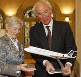 Jaap Rosen Jacobson ist neuer Besitzer von OLT Express Germany (hier im Bild 2010 mit der ehemaligen niederländischen Wirtschaftsministerin Maria van der Hoeven).