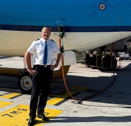 König Willem Alexander vor einer Boeing 737 von KLM: Der König fliegt zwei bis dreimal pro Monat.