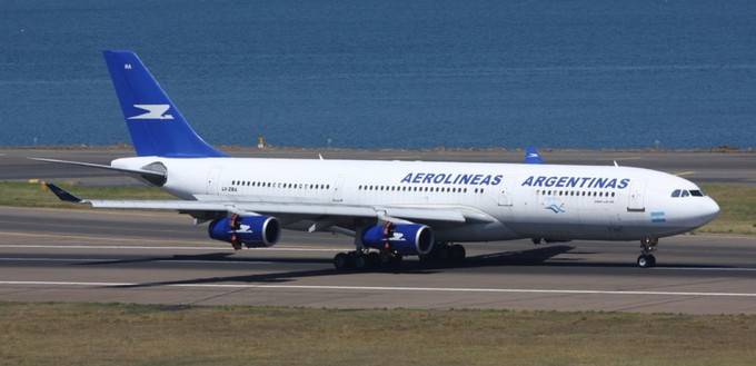 Aerolíneas Argentinas' Airbus A340-200 mit dem Kennzeichen LV-ZRA: Hier im Jahr 2010 in Sydney zu sehen, und ...