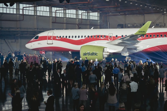 Die Farben der lettischen Fahne zieren schon seit November 2018 einen Airbus A220-300 von Air Baltic.