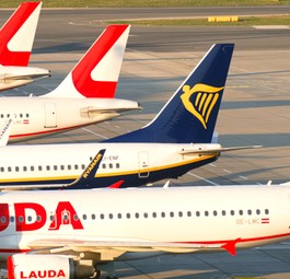 Flieger von Lauda und Ryanair in Wien: Die Basis der Tochter wackelt.