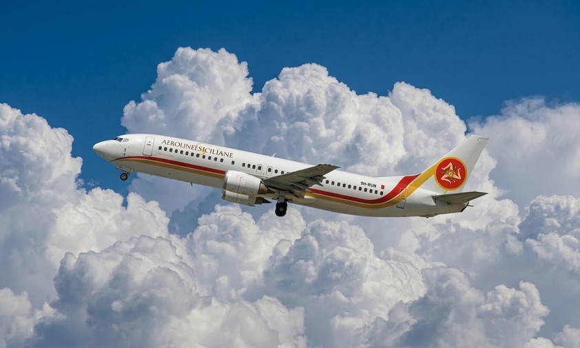 Die Boeing 737 von Aerolinee Siciliane: Auffällige Lackierung.