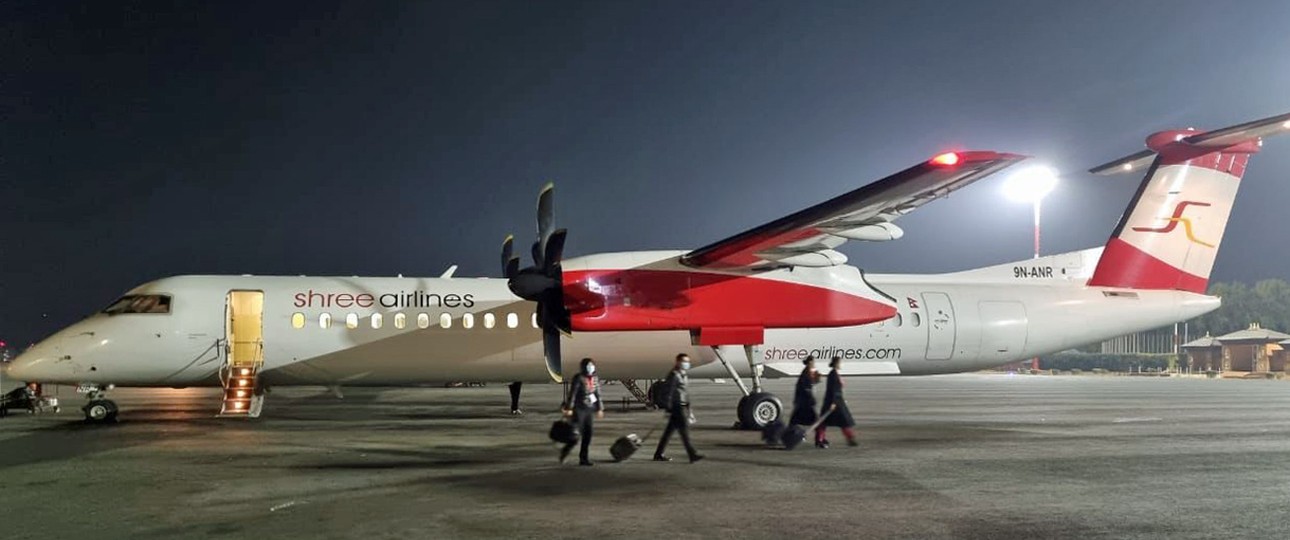 Die De Havilland Canada Dash 8-400 mit dem Kennzeichen 9N-ANR von Shree Airlines: Flog früher als OE-LGK.