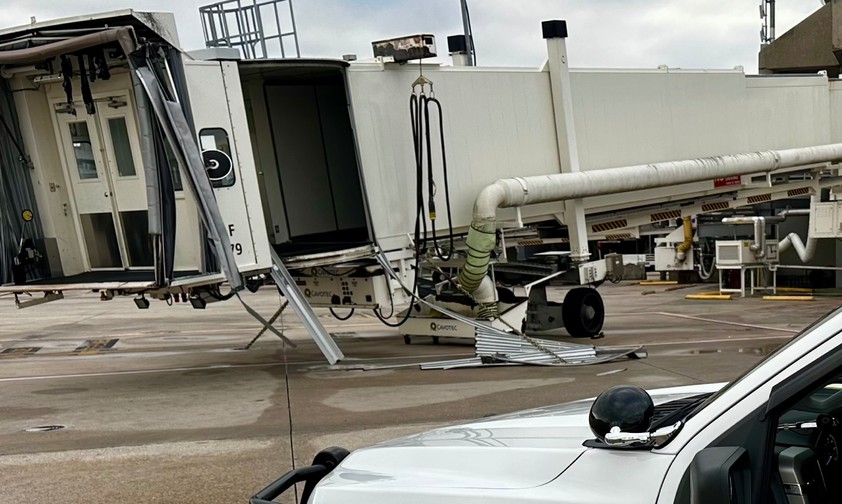 Auf diesem Bild und auf den folgenden Fotos sowie in einem Video sehen Sie den Flughafen Tampa nach dem Hurrikan Milton.