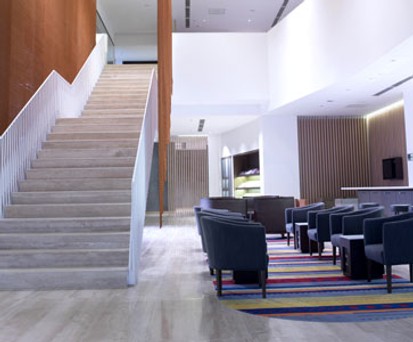 Hell und luxuriös: Die neue VIP-Lounge von LATAM in Santiago de Chile ist eröffnet.