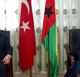 Türkischer Außenminister Çavusoglu und Amtskollegin Barbosa aus Guinea-Bissau: Das Kooperationsabkommen sieht auch Bau eines Flughafens vor.