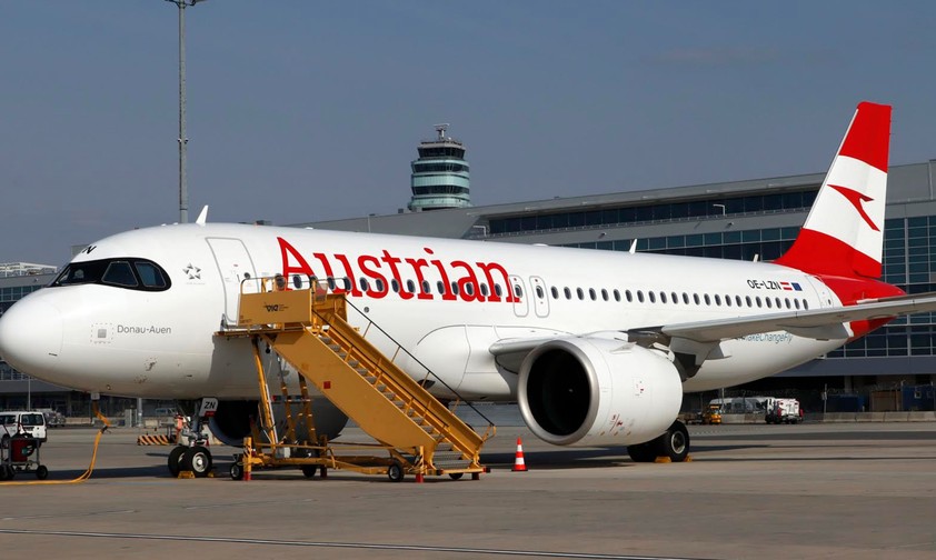 OE-LZN: Der AIrbus A320 Neo steckt in Heathrow fest.
