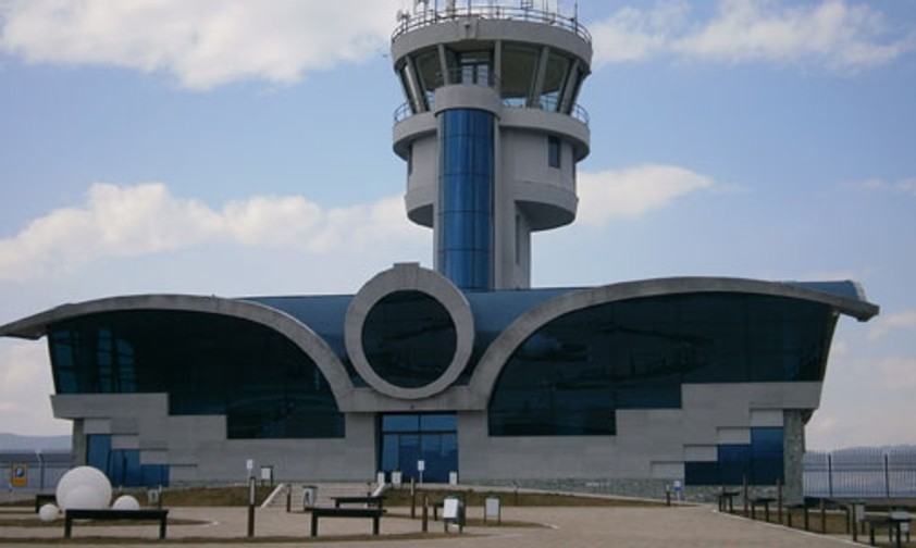 Der Tower ist fertig, das Terminal ist offen: Der Flughafen Stepanakert hat noch nie ein Flugzeug gesehen.