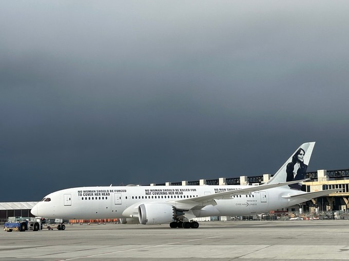 No woman should be forced to cover her head (Keine Frau sollte gezwungen sein, ihren Kopf zu bedecken) steht etwa auf der Boeing 787-8.