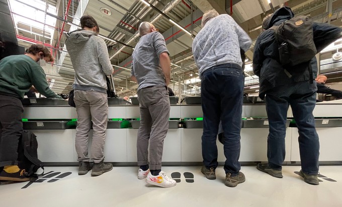 Die Kontrolle wurde aber effizient organisiert, so dass mehrere Fluggäste gleichzeitig ihre Dinge aufs Band legen können.