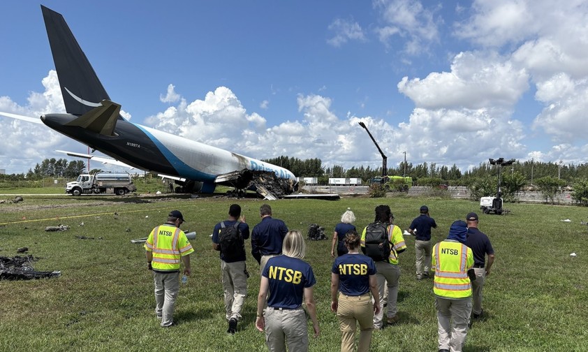 Ermittlerinnen und Ermittler des NTSB auf dem Weg zum Wrack: Sie werten nun alle verfügbaren Daten aus.