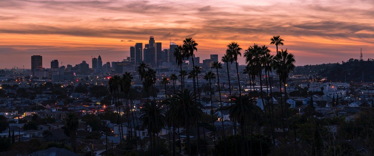 Zwischen diesen weit entfernten Städten reisen viele Passagiere, es gibt aber noch keinen Direktflug: Bangkok - Los Angeles. Die beiden Metropolen liegen 7171 Seemeilen oder 13.281 Kilometer voneinander entfernt.