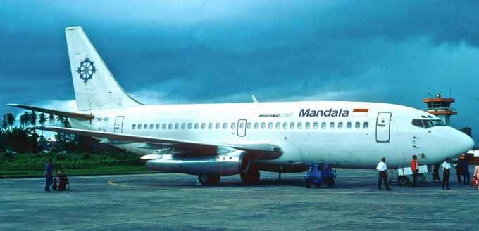 In seiner aktiven Zeit war das Flugzeug zuletzt für die indonesische Mandala Airlines unterwegs (hier 1994) und ...