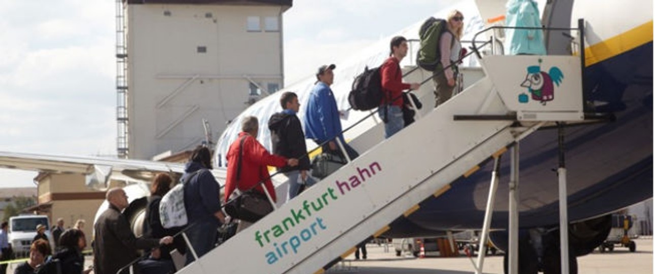 Passagiere steigen in einen Flieger am Flughafen Hahn: Geht der Airport bald an die HNA Group?