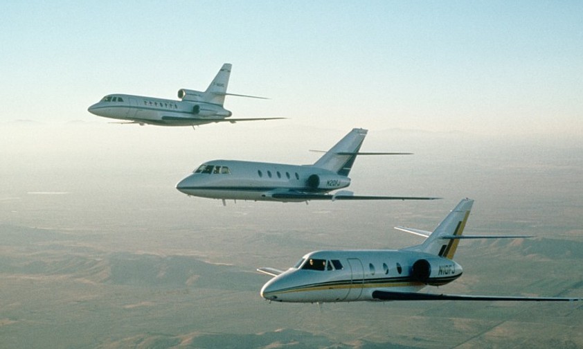 Drei Generationen der Falcon-Serie: Hinten eine Falcon 50, in der Mitte fliegt eine Falcon 200 und vorne im Bild ist eine Falcon 10.

&nbsp;

&nbsp;
