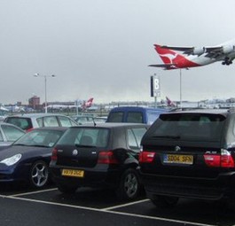 Parkende Autos in Heathrow: In Zukunft sollen Pkws eine Maut für die Fahrt zum Flughafen zahlen.