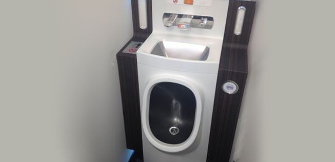 Auch Zodiac Aerospace hat ein Modell entwickelt. Da ist das Urinal aber mit dem Waschbecken kombiniert.